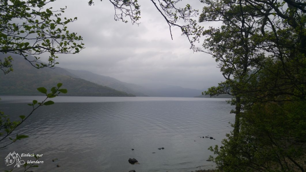Der Tag a, Loch Lomond beginnt bei trueben Wetter.