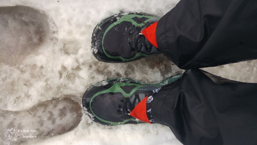 Die Trailrunningschuhe im Schnee mit Gamaschen